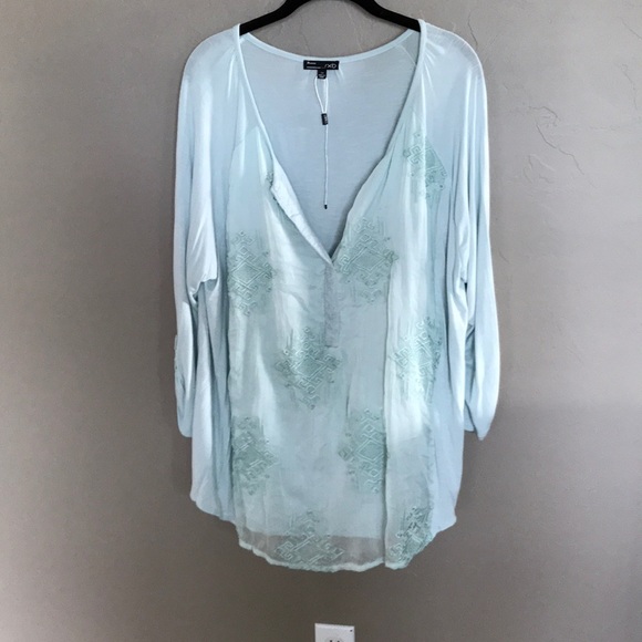 Beautiful top - Picture 1 of 6